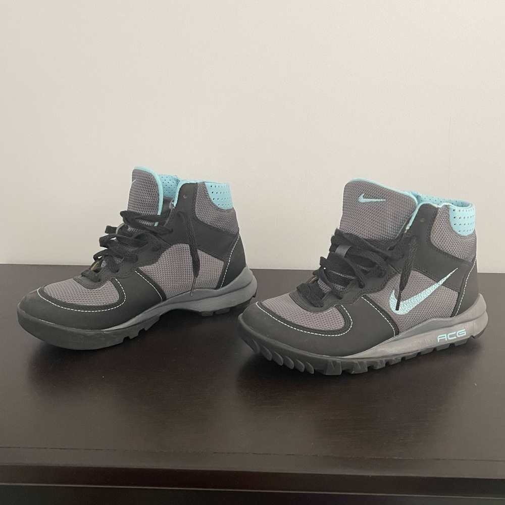 Authentic 2008 Nike ACG Women’s Sneakers Size 8